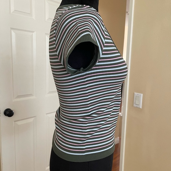 🆕 Seamless Stripe Top - Picture 5 of 6